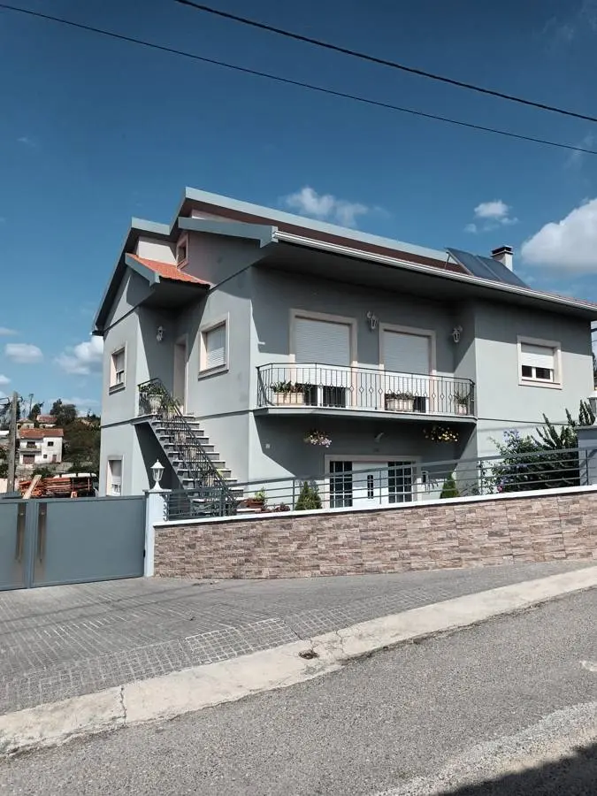 Moradia com telhado e fachada